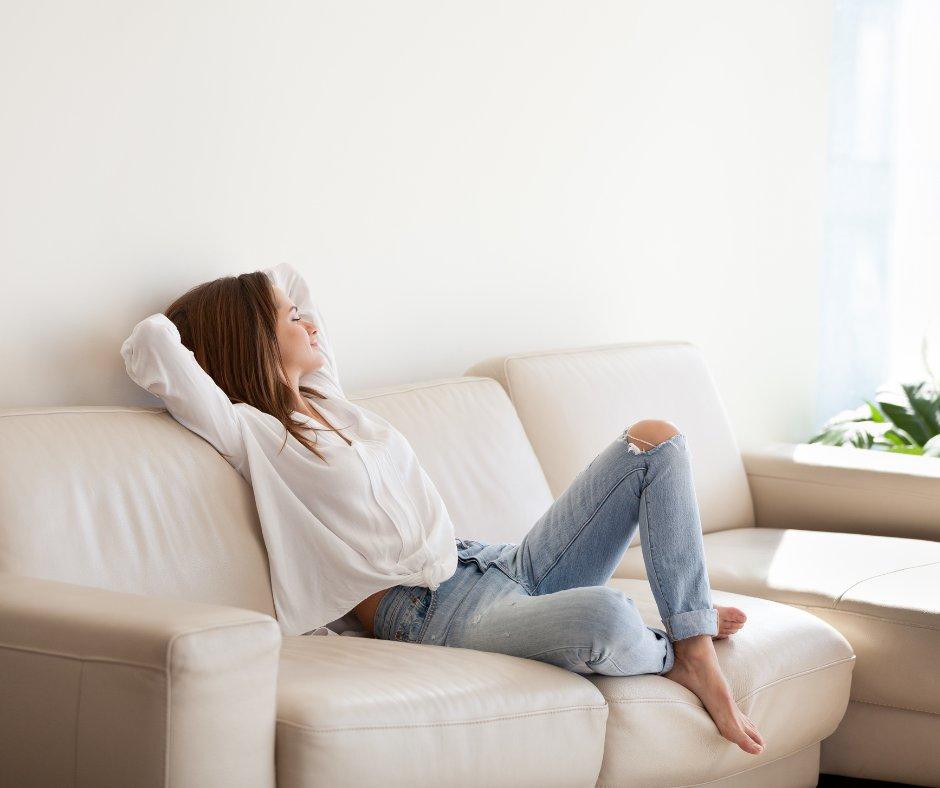 Femme détendue sur un canapé dans un salon propre